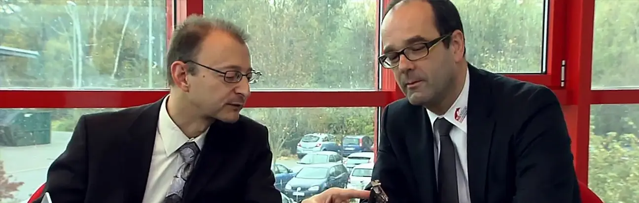 Zwei Mitarbeiter bei professionellen Videoaufnahmen im Unternehmen
