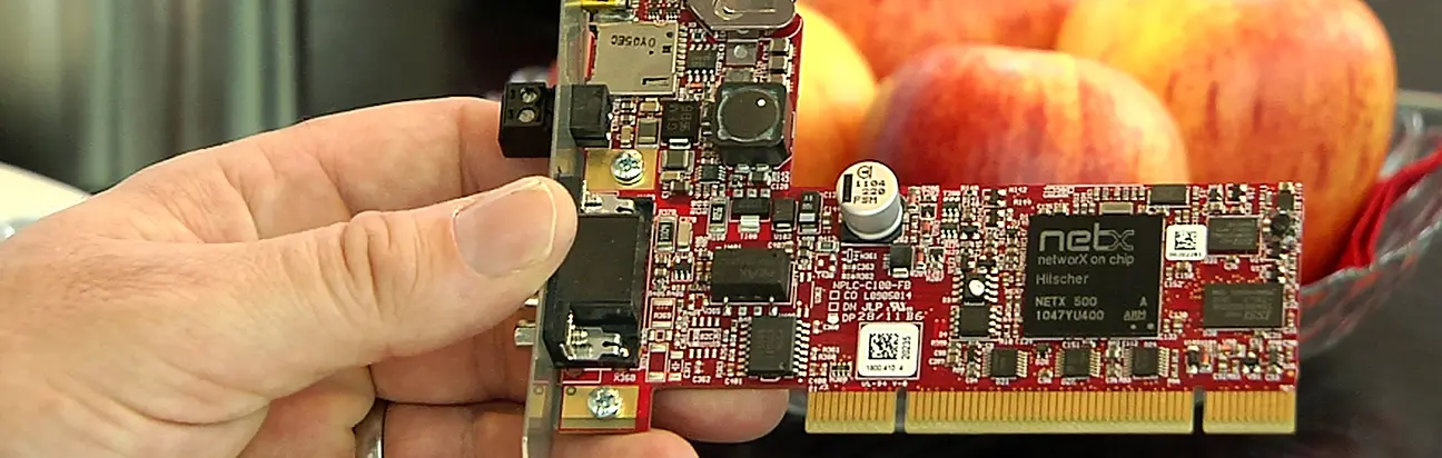 Nahaufnahme einer elektronischen Platine und ihrer Bauteile
