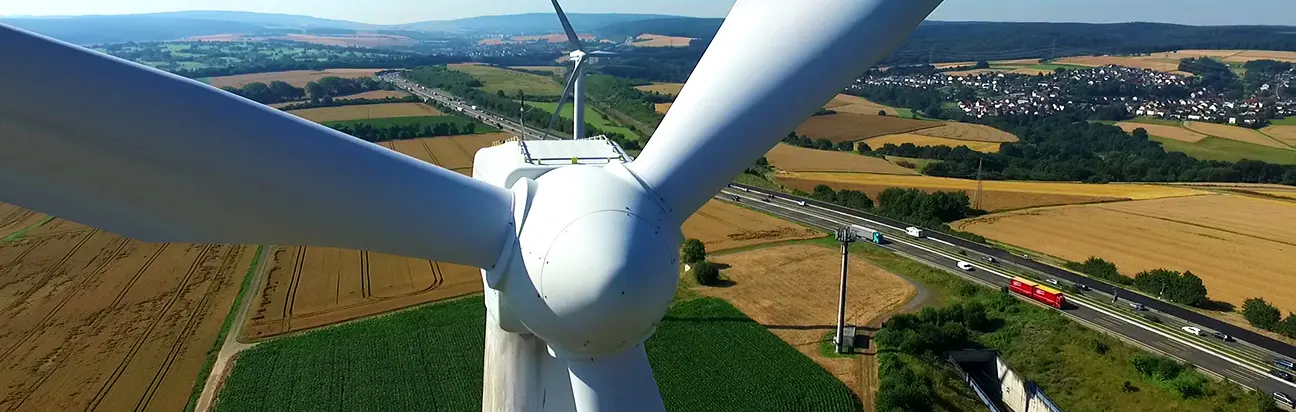 Luftaufnahme einer Windkraftanlage in einer Landschaft
