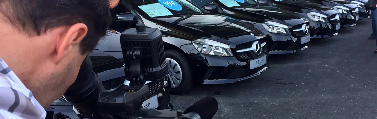 Kameramann bei Videoaufnahmen einer Mercedes Fahrzeugflotte
