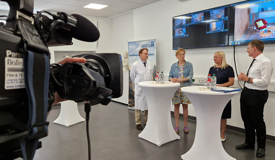 Kamerateam von Ballentin Video filmt ein Exklusivinterview bei einer Presseveranstaltung in Frankfurt