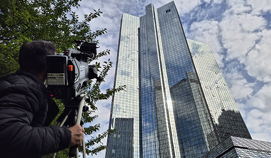 Kameramann Christoph Probst bei Dreharbeiten in Frankfurt