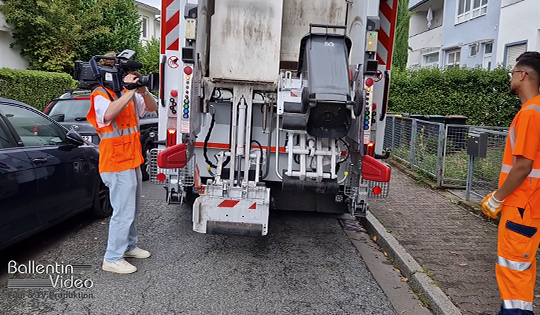 Kamerateam filmt Müllabfuhr bei einer Dokumentation in Frankfurt