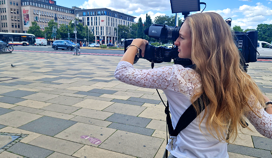 Kamerafrau von Ballentin Video bei TV-Dreharbeiten in Wiesbaden mit professioneller Schulterkamera