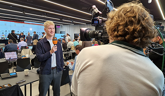 Live-Kamerateam bei Live-Übertragung der DFB-Pressekonferenz