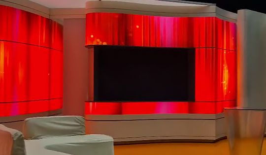 Blick in ein ZDF-Fernsehstudio mit roter Studiokulisse