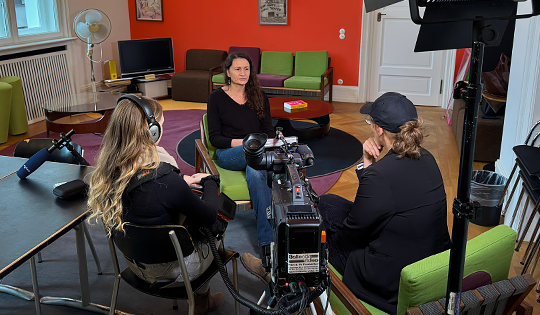 Kamerateam bei einem Interview mit einer Mitarbeiterin