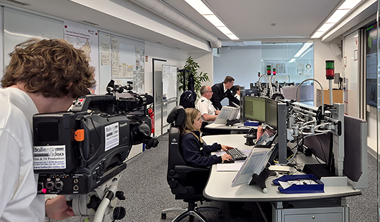 Video Content direkt im Unternehmen produzieren Kamerateam bei Videoaufnahmen im laufenden Unternehmensbetrieb