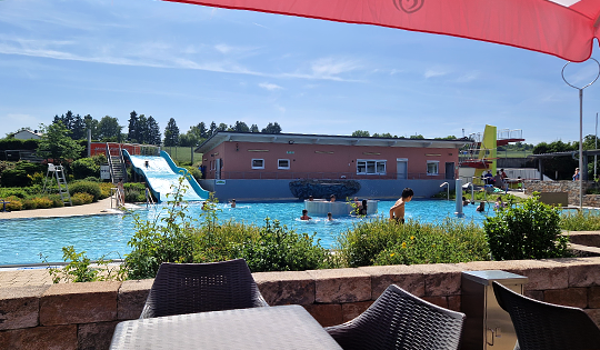 Professionelle Kurzvideos an unterschiedlichen Drehorten Aufnahmen in einem Freibad für einen Videobeitrag