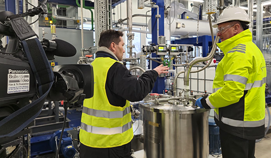 Kurzvideo Produktion für Industrie und technische Unternehmen Kamerateam bei Videoaufnahmen in einer technischen Produktionsanlage