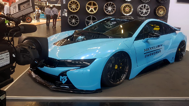 Produktvideo für Fahrzeug und Automobiltechnik Blauer Sportwagen bei einer Fahrzeugpräsentation auf einer Messe in Frankfurt