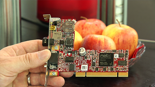 Produktvideo für Elektronik und technische Produkte Elektronische Leiterplatte mit Bauteilen in einer Hand