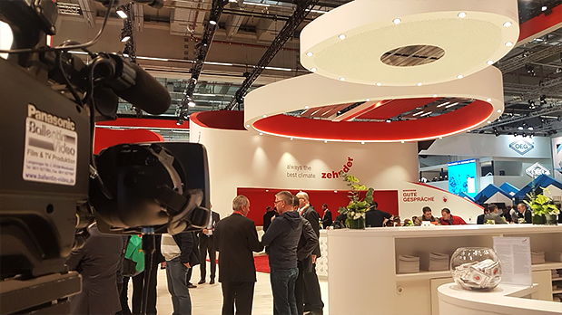 Produktvideo-Dreh für Messe und Produktpräsentation Professionelle Kamera bei Filmaufnahmen auf einem Messestand