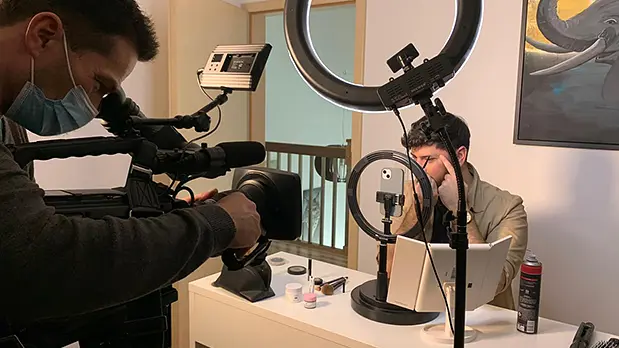 Detailaufnahmen für ein professionelles Produktvideo Kameramann bei Detailaufnahmen eines Produkts mit Ringlicht