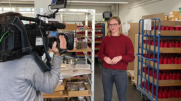 Produktvideo-Dreh direkt im Unternehmen Kameramann filmt eine Mitarbeiterin in einem Produktionsbetrieb