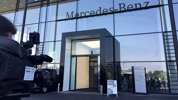 Werbefilm-Produktion bei Mercedes-Benz Kamera bei Filmaufnahmen vor einem Mercedes-Benz Gebäude