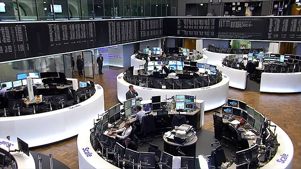 Unternehmensumfeld als Motiv für einen Werbefilm Blick in einen modernen Handelssaal mit Arbeitsplätzen und Monitoren